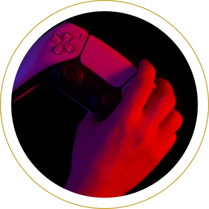 Na czarnym tle widoczna jest dłoń trzymająca kontroler do gier wideo, oświetlona czerwonym światłem. Scena ta oddaje nastrojową atmosferę skierowaną do graczy.